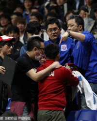  波鸿球迷横幅抗议俱乐部管理层  