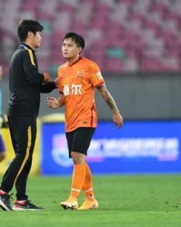  拜仁主场球迷倒戈抗议俱乐部决策  